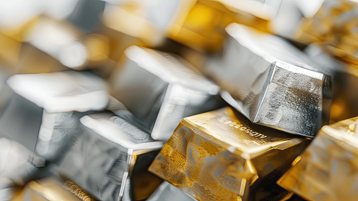 Gold falls ₹362 on MCX, silver drops ₹2,418 as global yields rise