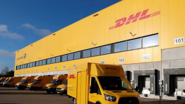 भारत में DHL के लॉजिस्टिक्स केंद्र पर डिलीवरी वैन