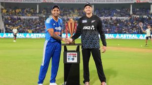 India and New Zealand captains pose with the T20I series trophy