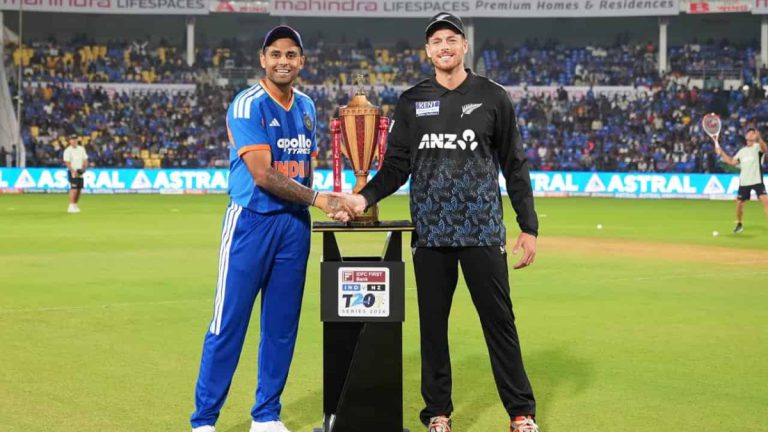 India and New Zealand captains pose with the T20I series trophy